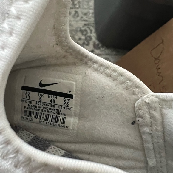 Boys Nike shoes - Picture 2 of 7